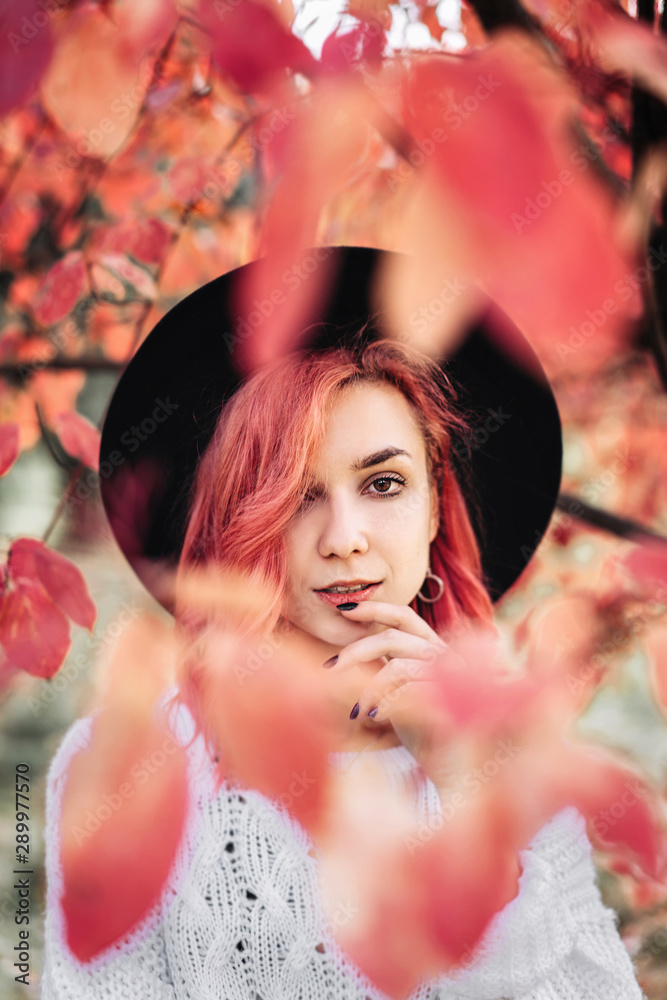 Pretty girl with red hair and hat walking in the park, autumn time. - obrazy, fototapety, plakaty 