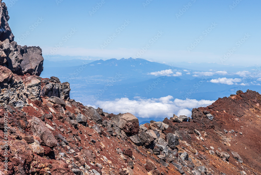 富士山頂から八ヶ岳を臨む