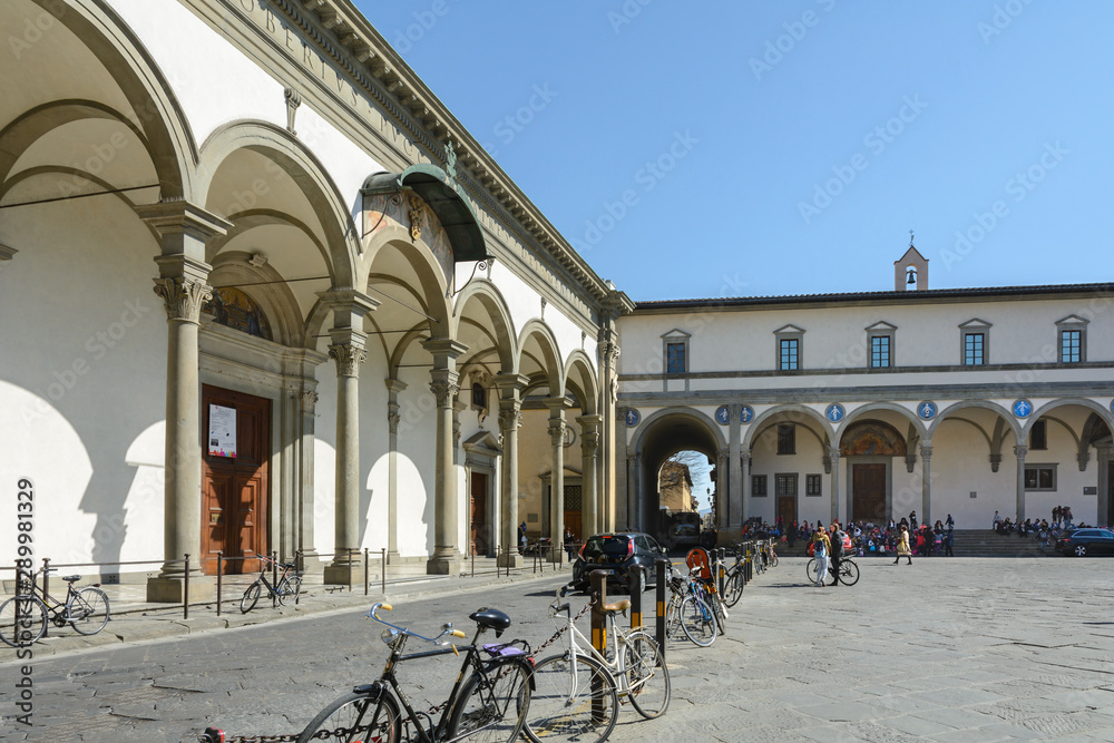 The building of the Orphanage in Florence was built by Brunelleschi. The world's first Renaissance building. The facade is turned into an aerial arcade, based on thin Corinthian columns.