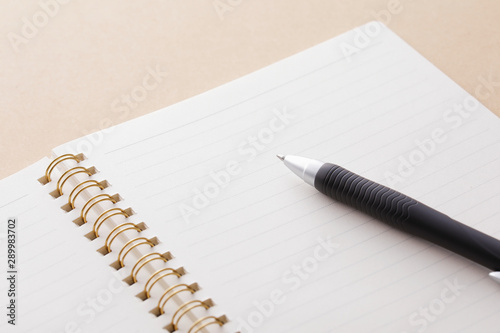 Canvastavla ノートとペン　White notebook and ballpoint pen
