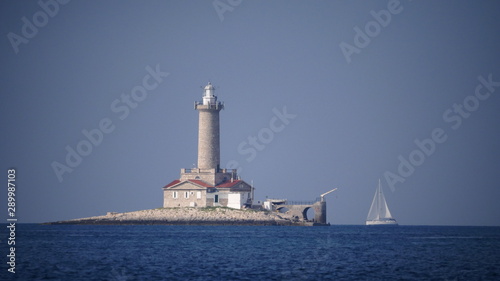 Kap Kamenjak, Kroatien: Leuchtturm an der Südspitze Istriens wird von einem Segelschiff passiert