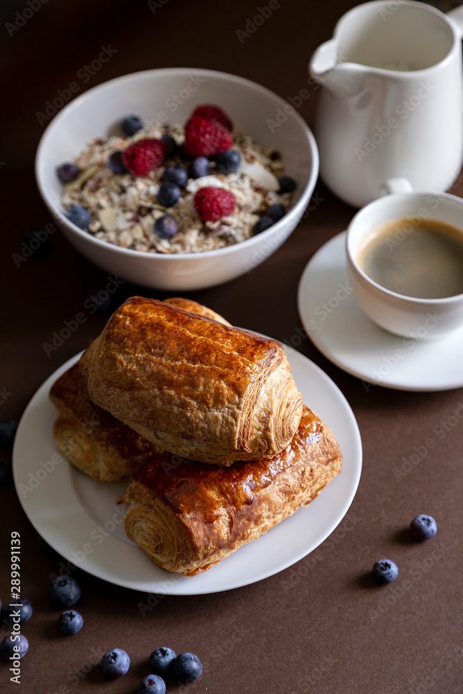 Śniadanie croissant i kawa