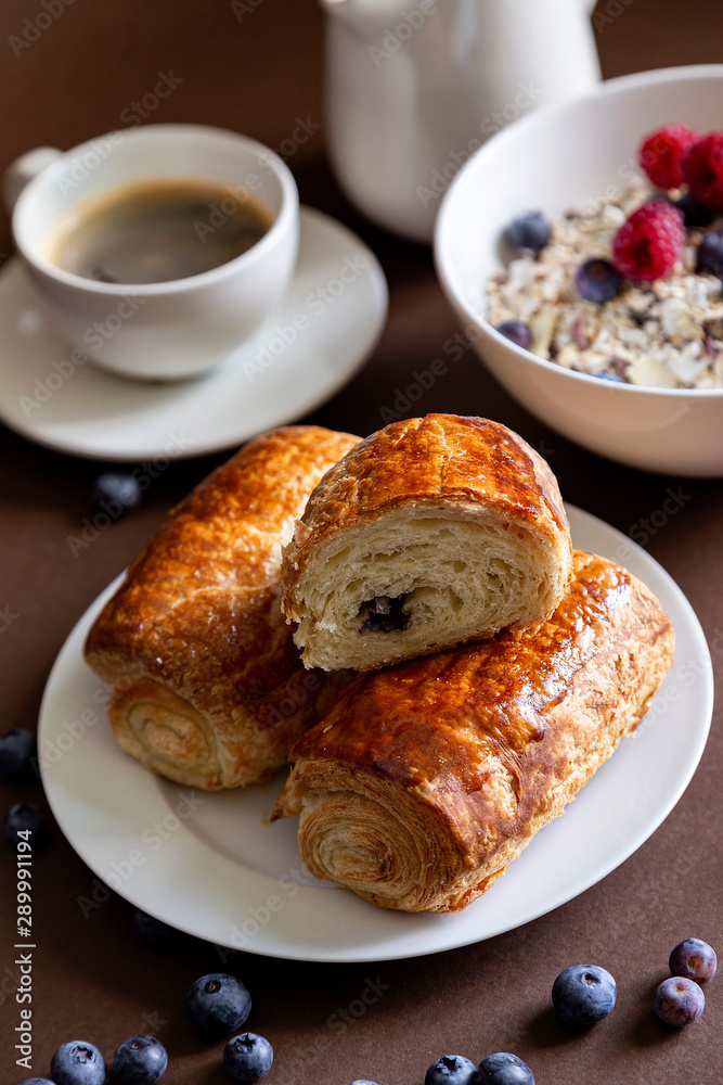 Śniadanie croissant i kawa