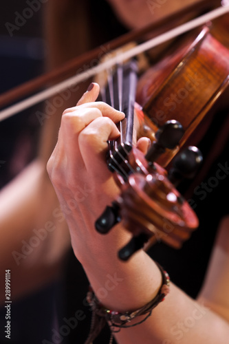 Hand girl playing the violin closeup