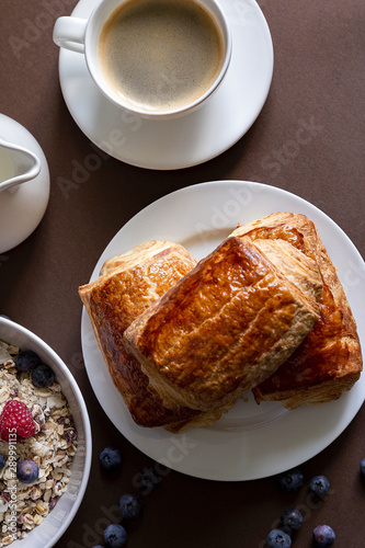 Obraz na płótnie Śniadanie croissant i kawa w salonie