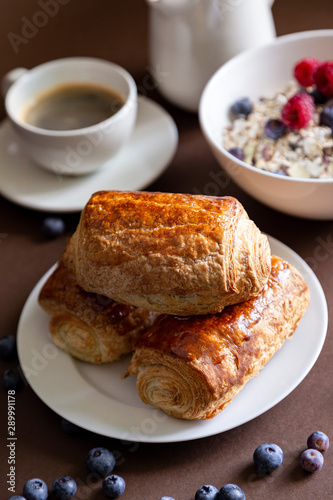 Śniadanie croissant i kawa