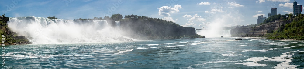 Panorama der Niagrafälle mit American Falls und Horseshoe Falls