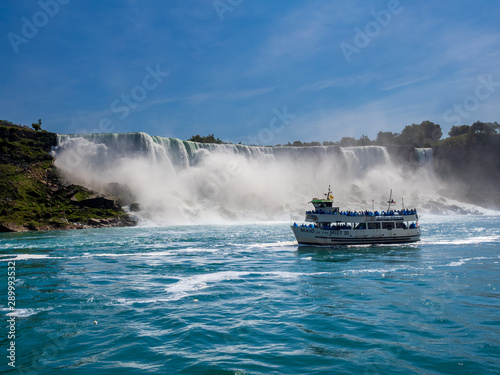 Die American Falls der Niagarafälle mit Schiff