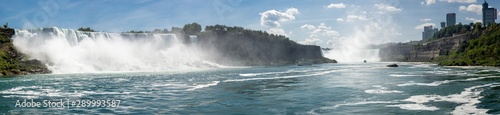 Panorama der Niagrafälle mit American Falls und Horseshoe Falls