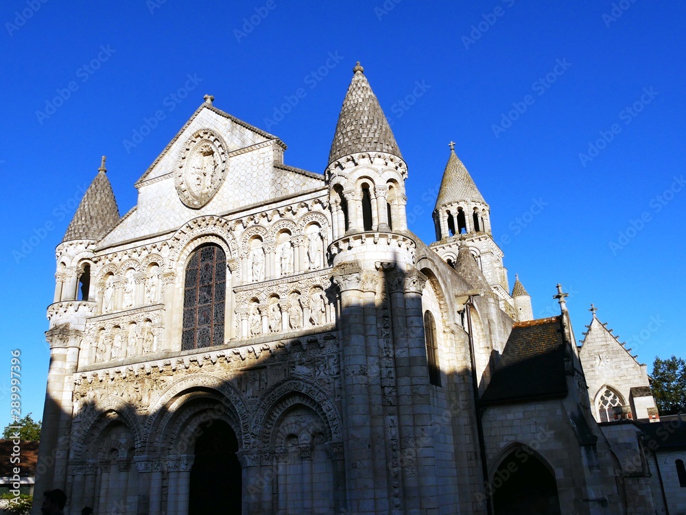 Facade de l'eglise romane Notre Dame la grande à Poitiers Vienne France