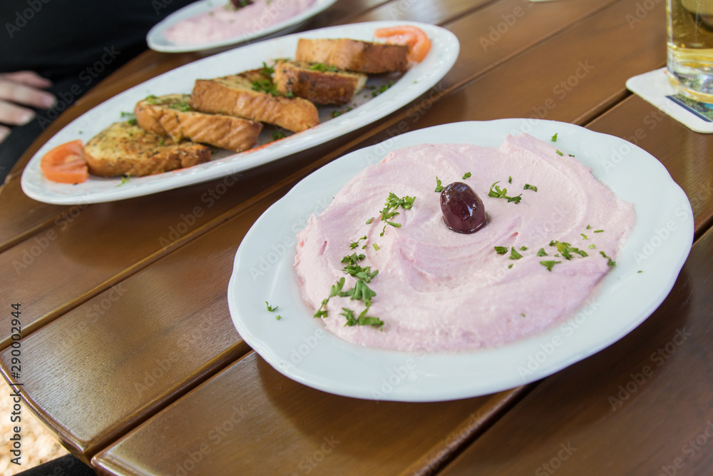 Griechischer Taramosalata Tarama Salat als Vorspeise im Restaurant auf Holz Tisch Griechischer Taramosalata Tarama Salat als Vorspeise im Restaurant auf Holz Tisch