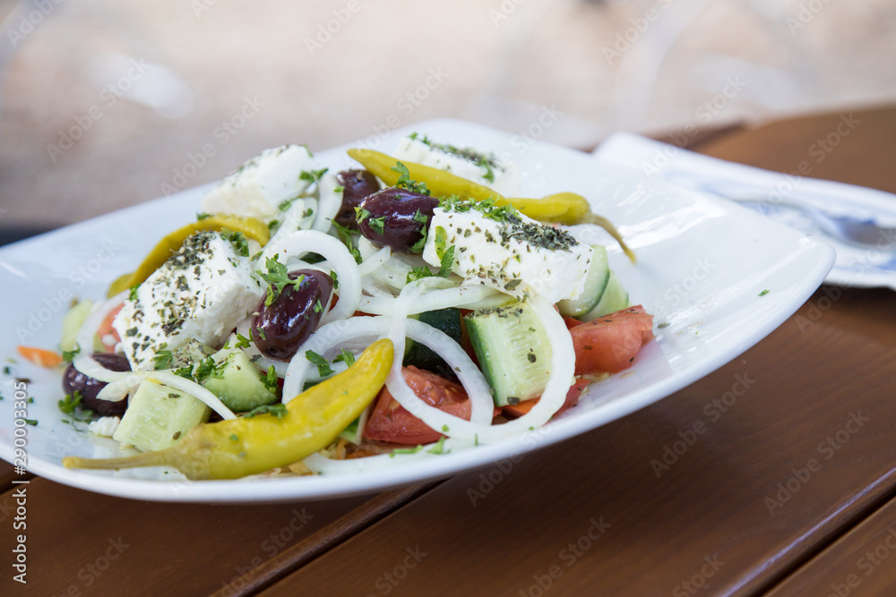 Griechischer Bauernsalat mit Oliven, Peperoni, Feta, Gurke, Tomate und ...