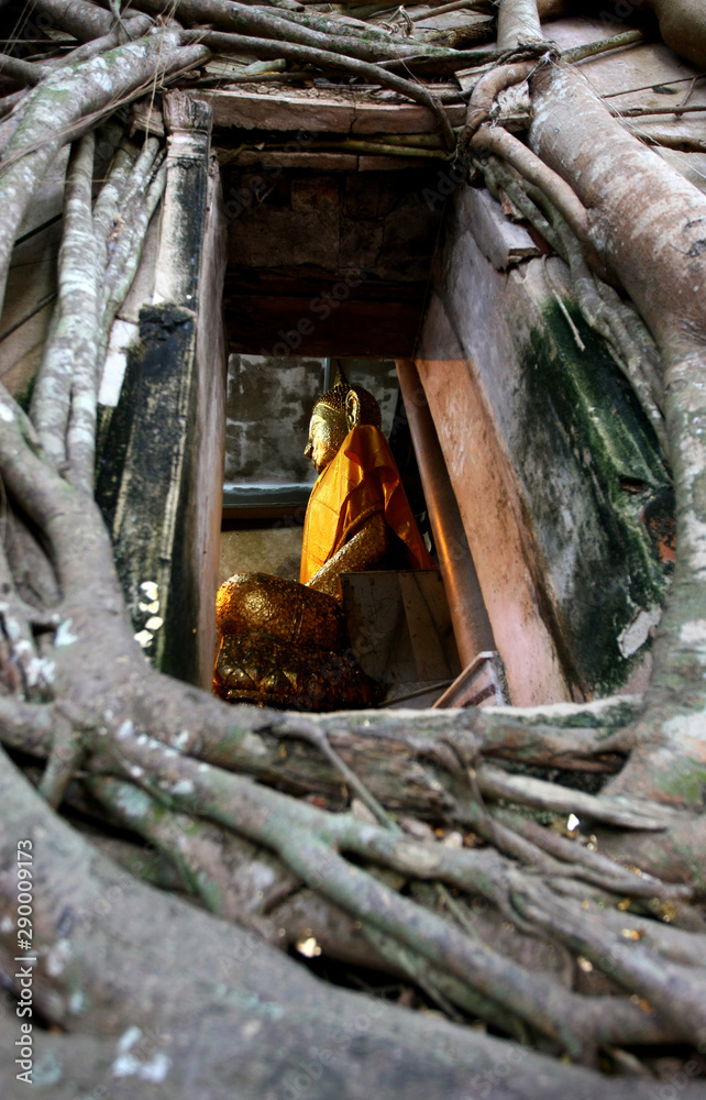 giant buddha statue - travel in thailand giant buddha statue - travel in thailand
