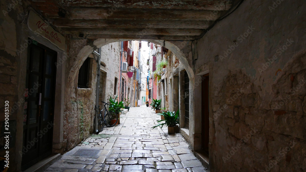 Rovinj, Kroatien: Straße mit Überbau in der Altstadt