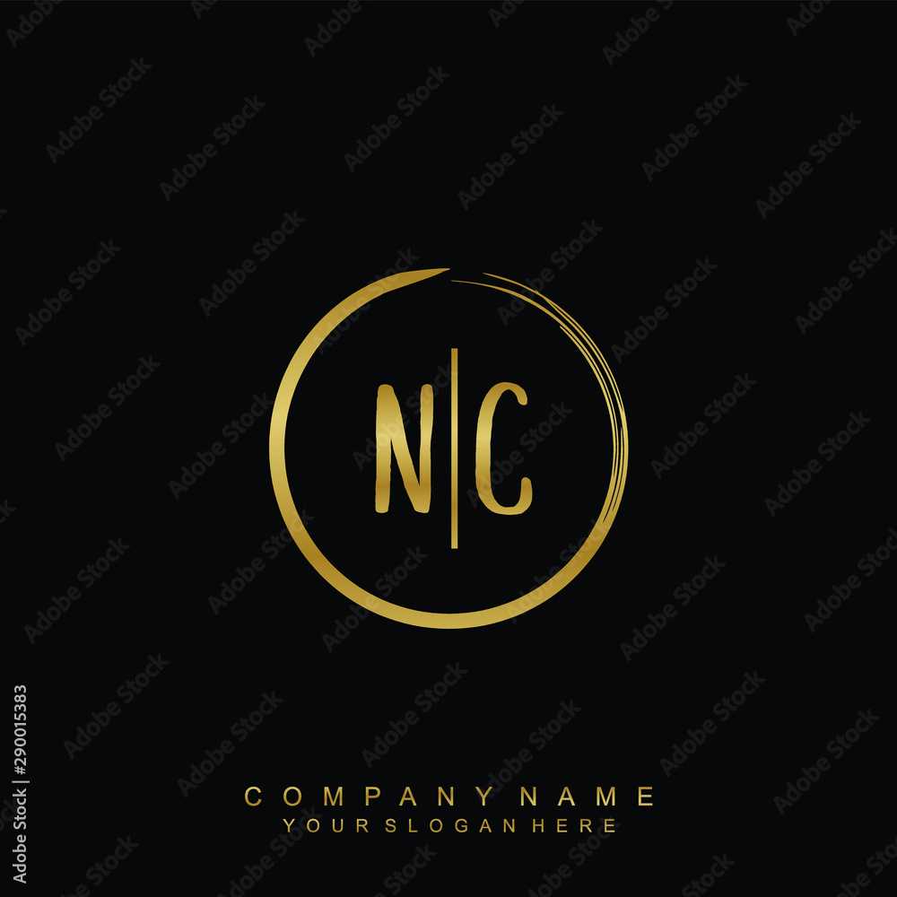 Fototapeta premium Inicjały NC z szablonem pędzla w kształcie złotego koła