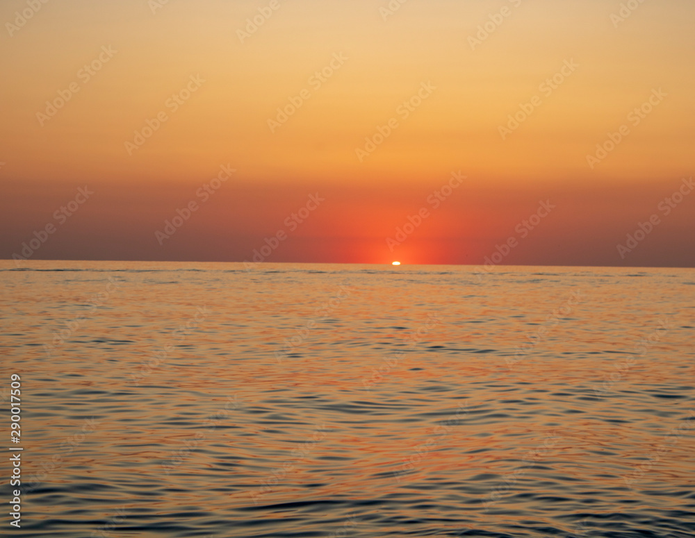 Закат солнца над Чёрным морем в посёлке ЛОО