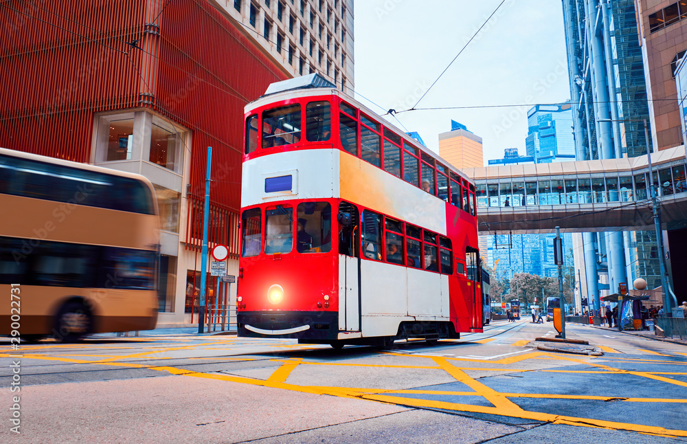 Φωτογραφία Red double-decker tram in Hong Kong.