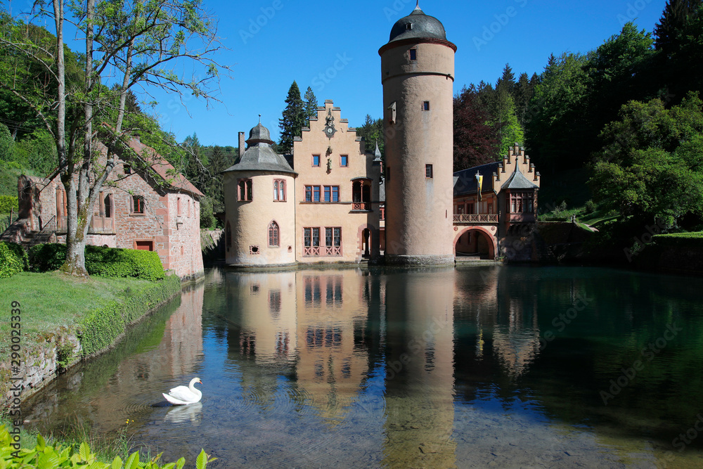 Schloss Mespelbrunn mit Teich, Unterfranken, Bayern, Deutschland
