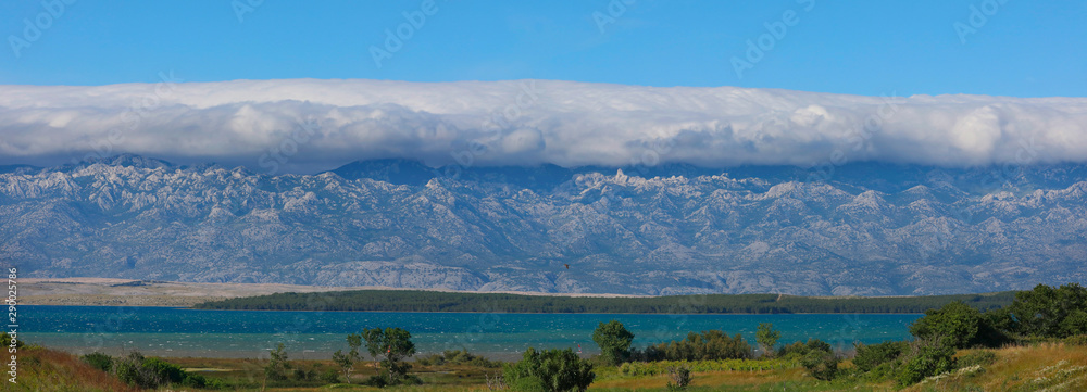 Velebit Gebirgszug mit Wolken, Küstenregion Kroatien, Europa, Panorama