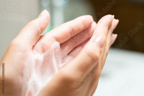Femme lavant ses mains avec un produit moussant