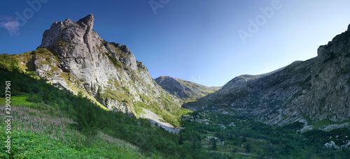 Dolina Małej Łaki widok na Małołącki Mnich, Przełęcz Kondracką i ścianę Wielkiej Turni - Tatry Zachodnie - Szlak na Giewony