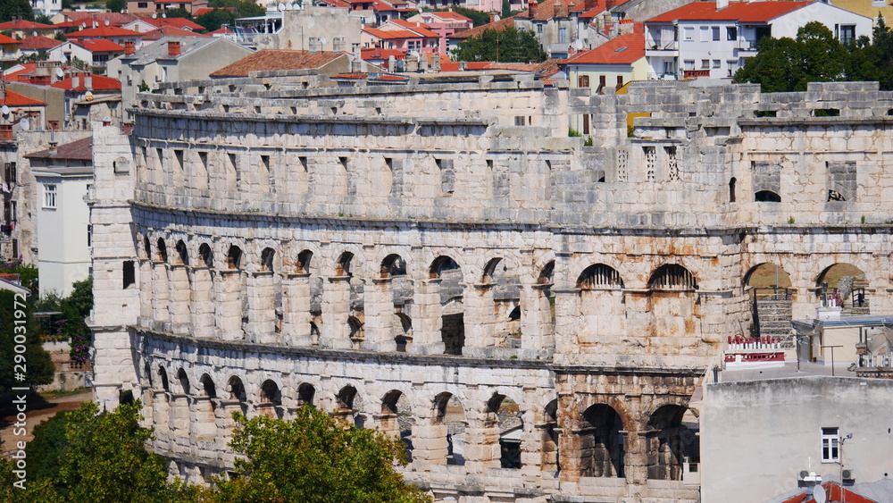 Pula, Kroatien: Blick auf das antike Wahrzeichen der Stadt an der südspitze Istriens