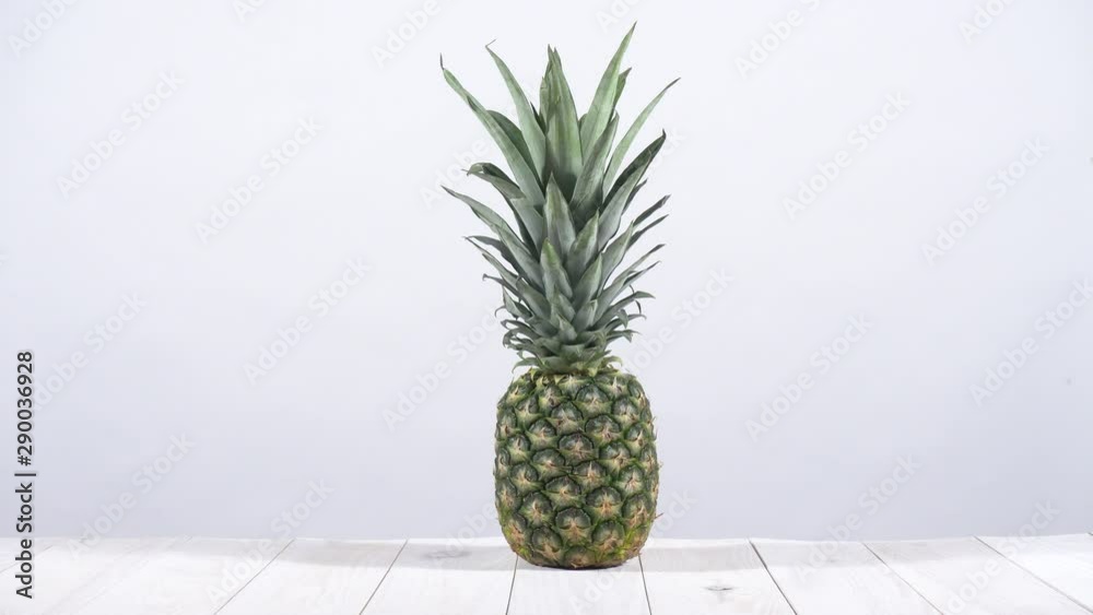 Piña sobre fondo blanco