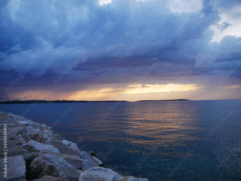 Fazana, Kroatien: Blick auf den Sonnenuntergang hinter Brijuni
