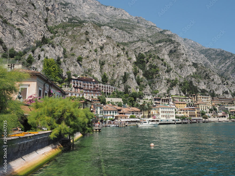 Limone sul Garda - italienische Gemeinde am Westufer des Gardasees in der Provinz Brescia in der Lombardei Limone sul Garda - italienische Gemeinde am Westufer des Gardasees in der Provinz Brescia in der Lombardei