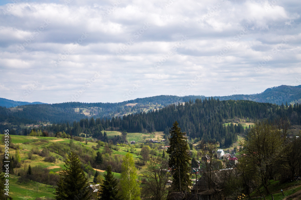 Obraz premium Mountain trip, cable car ride with mountain and forest view.