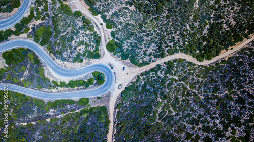 Tornante in una strada della Sardegna, scatto da drone photo