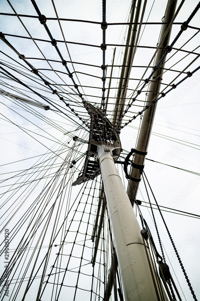 Obraz premium Masts and rigging of a sailing ship