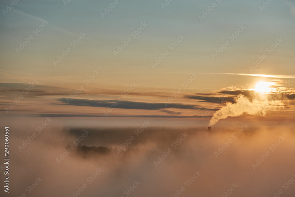 Obraz premium Fog over the city with the rising sun
