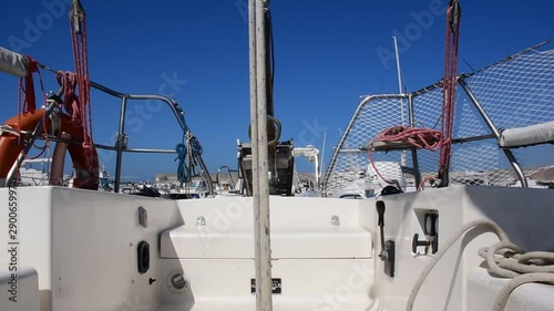 Scotta di una barca a vela, vista del pozzetto e della poppa photo