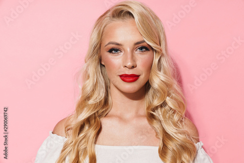 Fotografie Image closeup of adorable seductive woman wearing red lipstick looking and posin