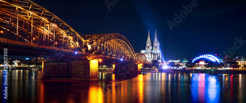 Köln am Rhein mit Dom und Hohenzollernbrücke photo
