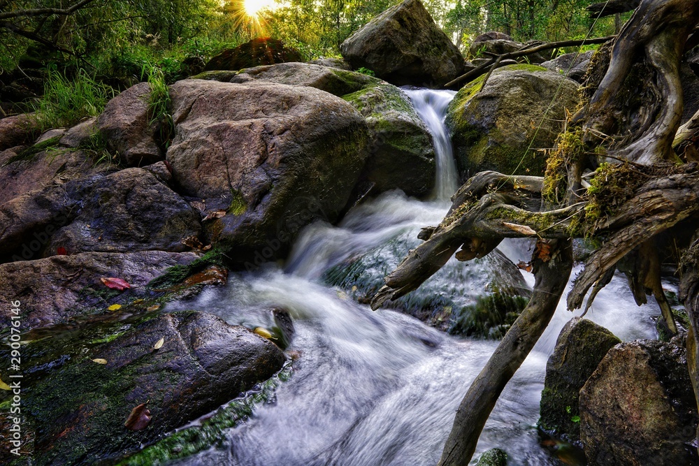 Fototapeta premium Water flowing in between rocks