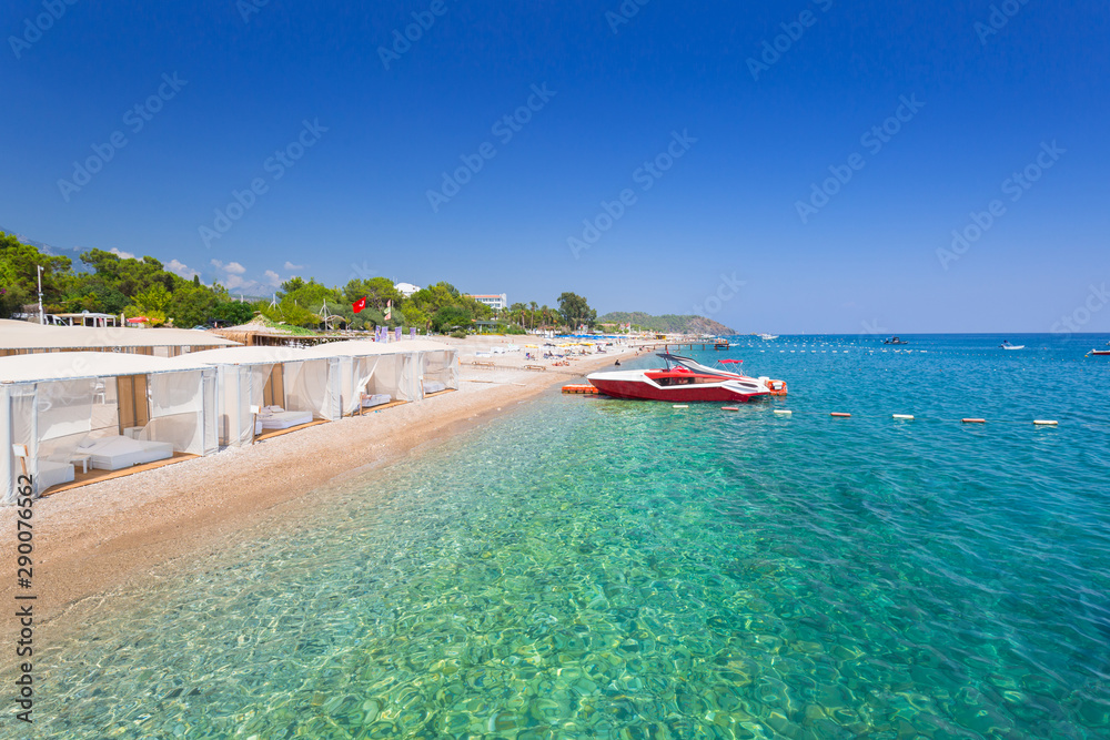 Fototapeta premium Błękitna laguna na plaży na Riwierze Tureckiej w pobliżu Tekirova