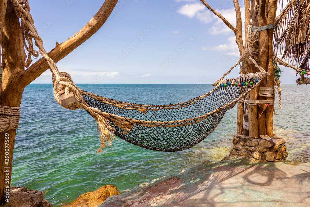 Obraz premium Empty hammock on beautiful tropical beach near sea water Thailand