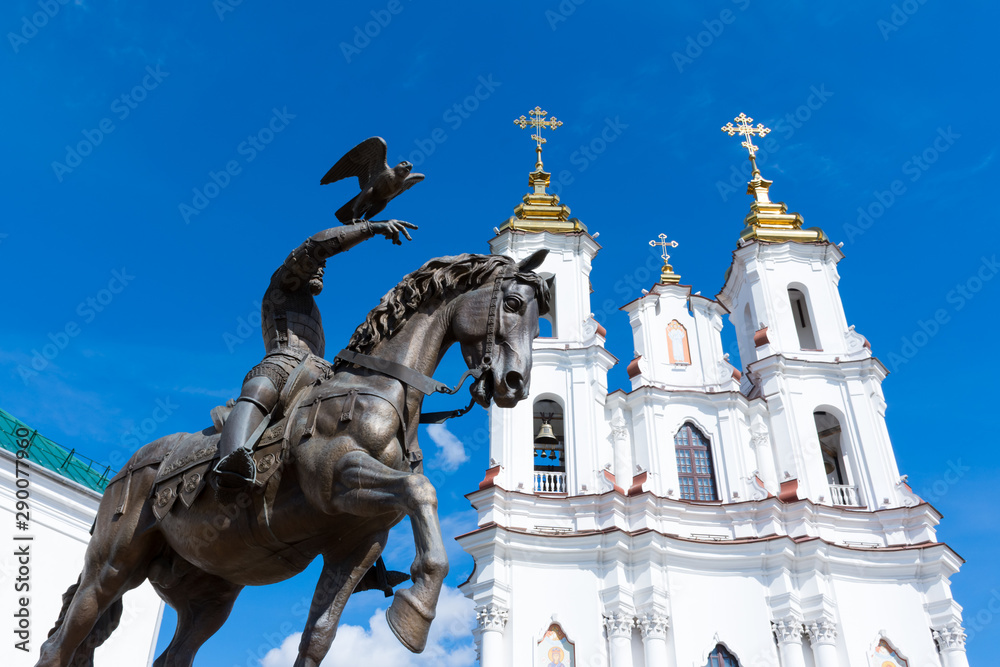 Obraz premium Vitebsk. Monument to Prince Algirdas and the resurrection Church on the town hall square in the city center.
