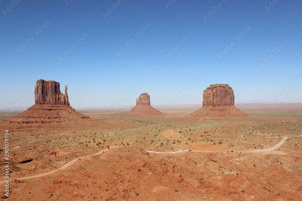 Monument Valley con cielo azul Monument Valley con cielo azul