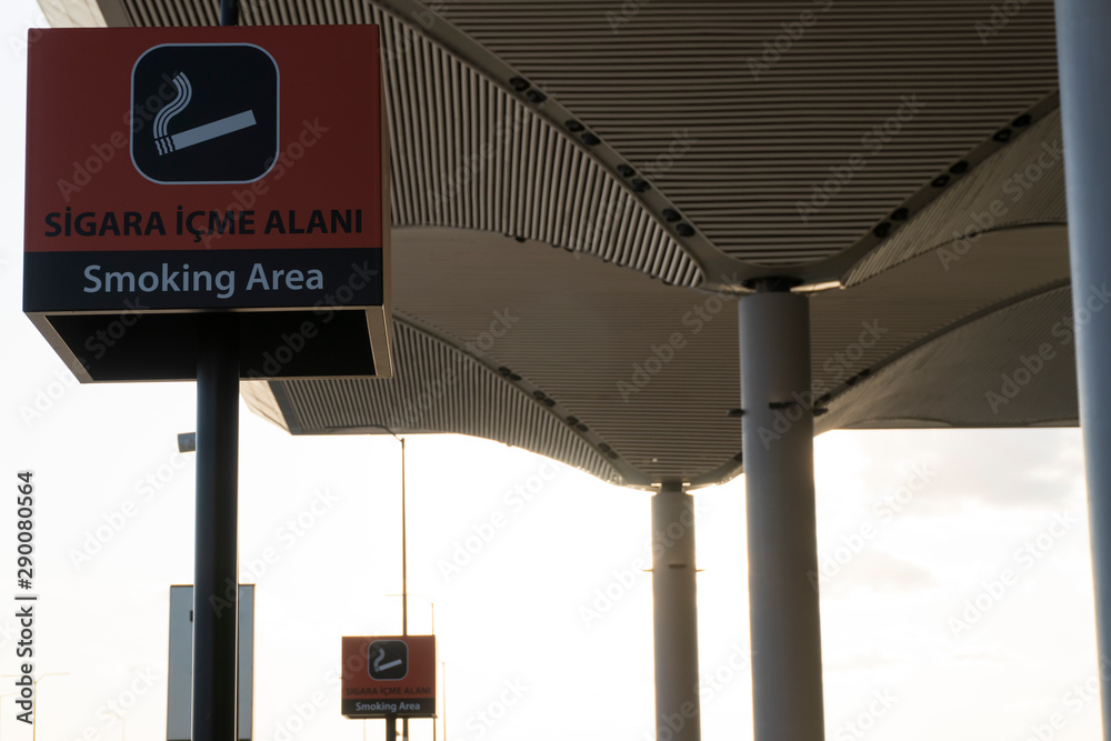 Obraz premium smoking area sign on istanbul airport