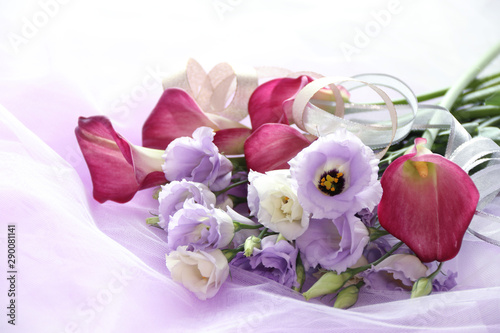 ワインレッドのカラーと薄紫のトルコキキョウの花束 Stock Photo Adobe Stock
