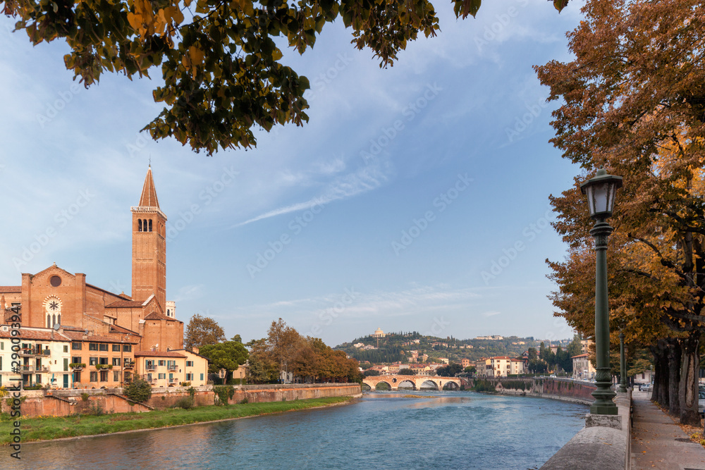 Obraz premium Chiesa di Santa Anastasia sul fiume Adige con ponte Pietra sul fondo a Verona