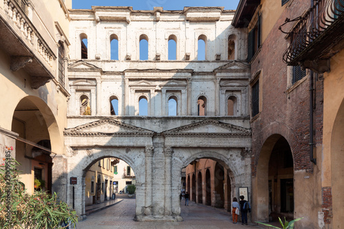 Fototapeta Naklejka Na Ścianę i Meble -  Porta de Borsari a Verona