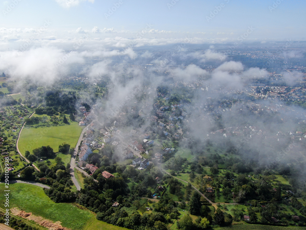 Drohnen Bild mitten in den Wolken, Luftaufnahme , in Deutschland in der Landschaft, Natur beim Wald mit Bäumen und Wolken, Nebel am Himmel im Sommer mit Dorf am Berg, Helikopter 