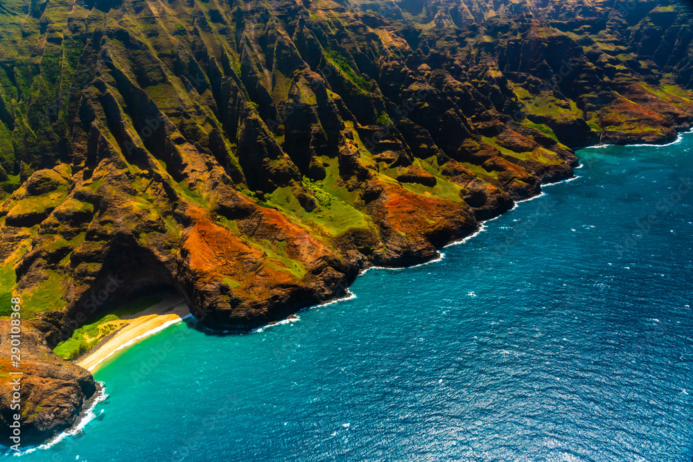 Fototapeta premium Amazing view of the Nāpali Coast State Wilderness Park in Kauai Island, Hawaii.