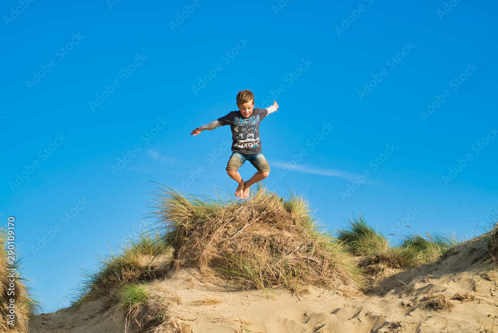 Fototapeta premium Springender Junge
