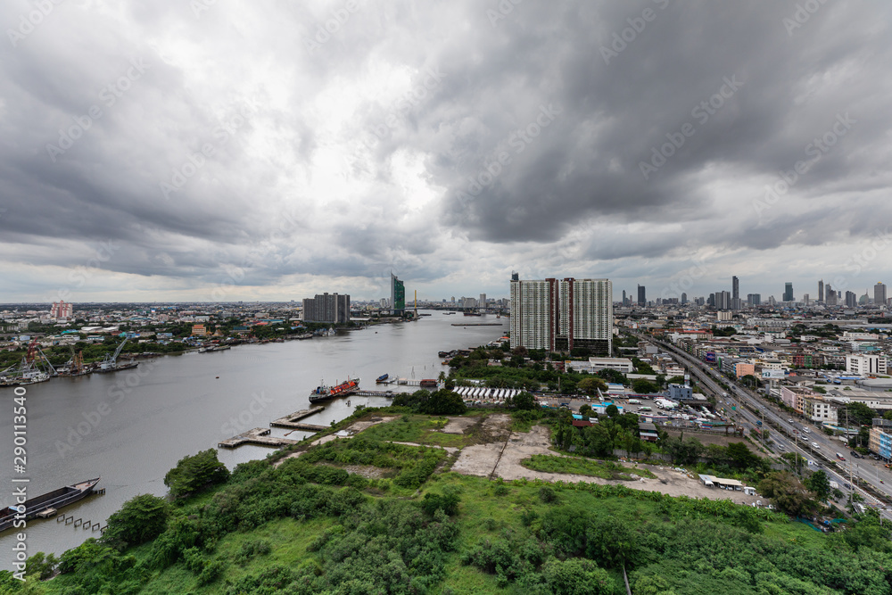 Obraz premium Bangkok, THAILAND 23- AUG, 2019: scenic of panorama view on river and Rama 9 Bridge. Bangkok Thailand