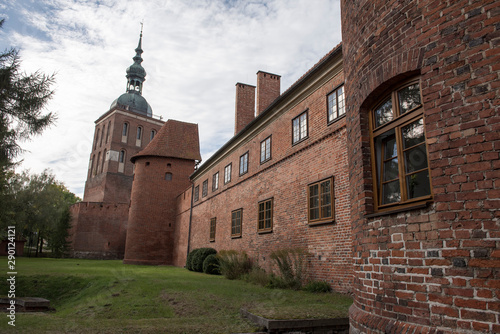 Fototapeta Naklejka Na Ścianę i Meble -  Hauptportal mit Doppelturm zum Domhügel in Frombork (Frauenburg) - Polen